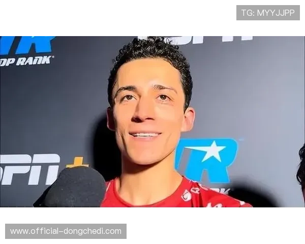 埃斯皮诺萨腹部重拳屡次命中，赫盖顽强抵抗至回合结束获观众掌声